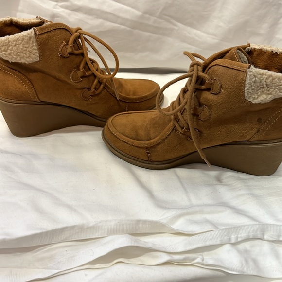 Maj Pow Tan Ankle Booties with Rubber Heel - Picture 4 of 8